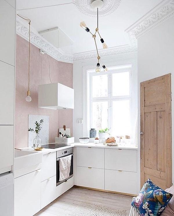 9. Mint Agency'nin Instagram hesabından paylaştığı bu mutfak, açık, aydınlık ve havadar. Pembe ve altın tonları da cabası.