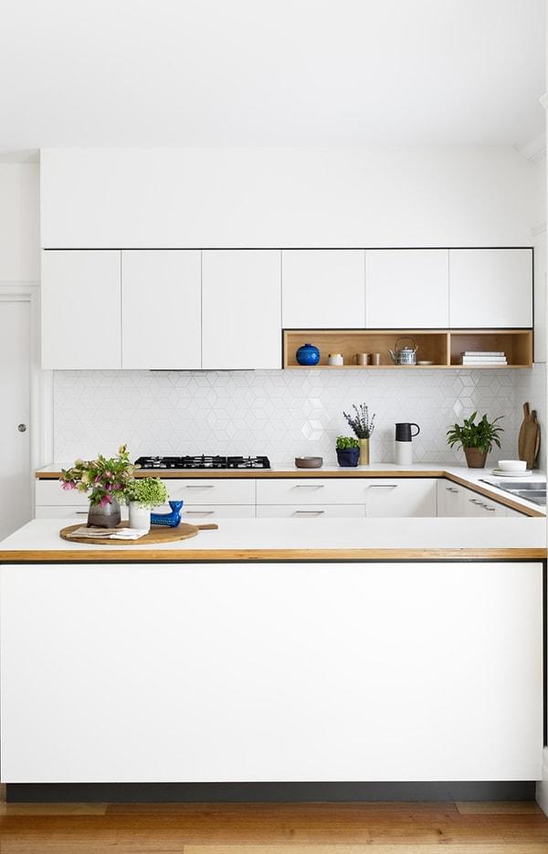 10. Cantilever Interiors'da daha basit, ahşap tınıları ve laminant ile sıcaklaştırılmış bir mutfak.