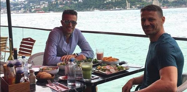 Robin van Persie, Fenerbahçe'deki günlerini boğaz turu, at çiftliği gezmeleri, özel yemekler,