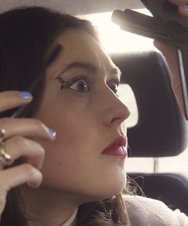 11. Макияж в машине, конечно, экономит время, но и непредвиденных обстоятельств в таком случае не избежать...