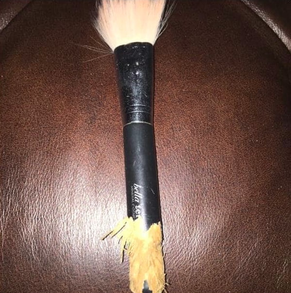 2. Когда собака бессовестно погрызла самую дорогую кисть из коллекции 😰