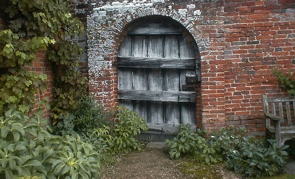 Старая деревянная дверь, вызывающая любопытство.