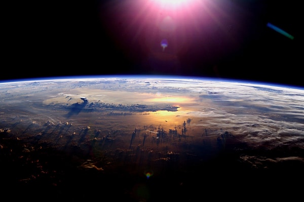 5. Сколько времени требуется солнечному свету, чтобы достичь Земли?