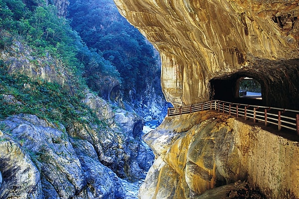 6. Где 21 сентября 1999 года произошло землетрясение, жертвами которого стали около 2000 человек?