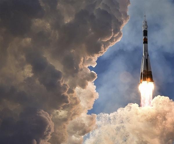4. Soyuz roketi Kazakistan'dan kalkış yapıyor ve uzay istasyonuna yeni bir ekibi götürüyor.
