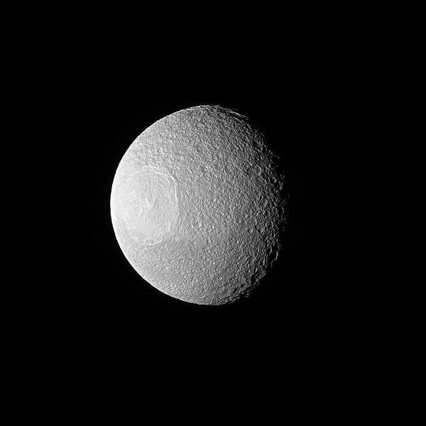 13. Satürn'ün aylarından biri Tethys, Star Wars'dan Death Star'ı andırıyor.