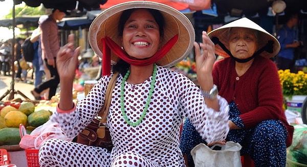 3. Vietnam denince akla ilk gelen şeylerden biri olan üçgen hasır şapkalar hem güneşten korunmak hem de su içmek için kullanılır.