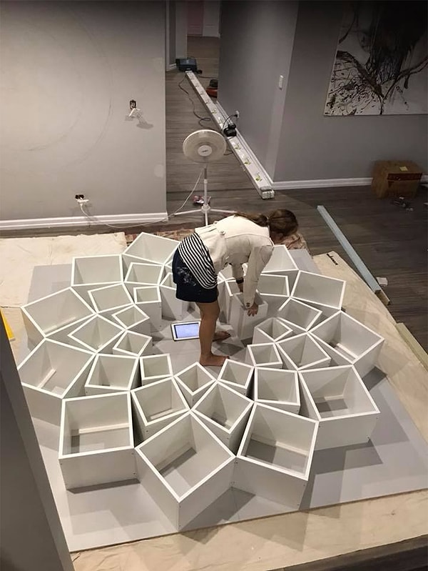 Этот проект был именно тем, что они искали, поэтому пара немедленно приступила к работе. ДСП и панели, использованные ими, стоили около 900 долларов.