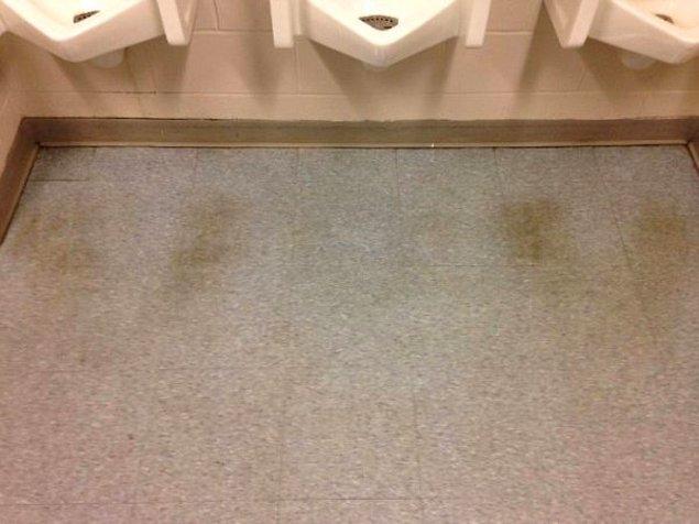 20. Erkekler tuvaletindeki mesafe koruma kuralının apaçık kanıtı.