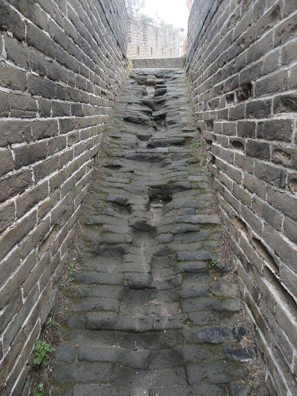 26. Çin Seddinde kullanılmaktan aşınmış basamaklar.