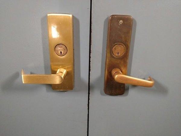 30. Üniversitede biri kilitli diğeri ise kullanımda iki kapı.