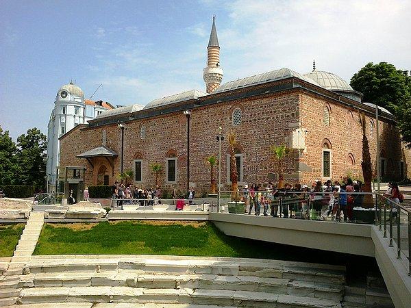 Bulgaristan Filibe'deki Cuma Camisi de restore edilecek. Caminin restorasyon çalışmaları için Türkiye'den bir ekip Bulgaristan'a gitti.