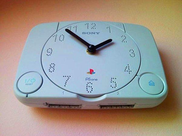 11. PlayStation 1 kullanılarak yapılmış şık bir saat.