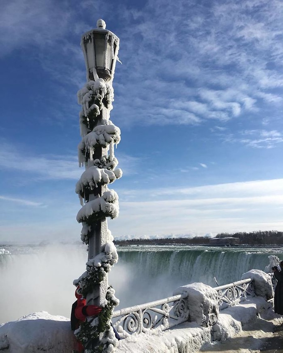 Doga Yine Buyuluyor Nefesleri Kesecek Guzellikte Niagara Selalesi Nin Donmus Halinden 23 Kare Onedio Com