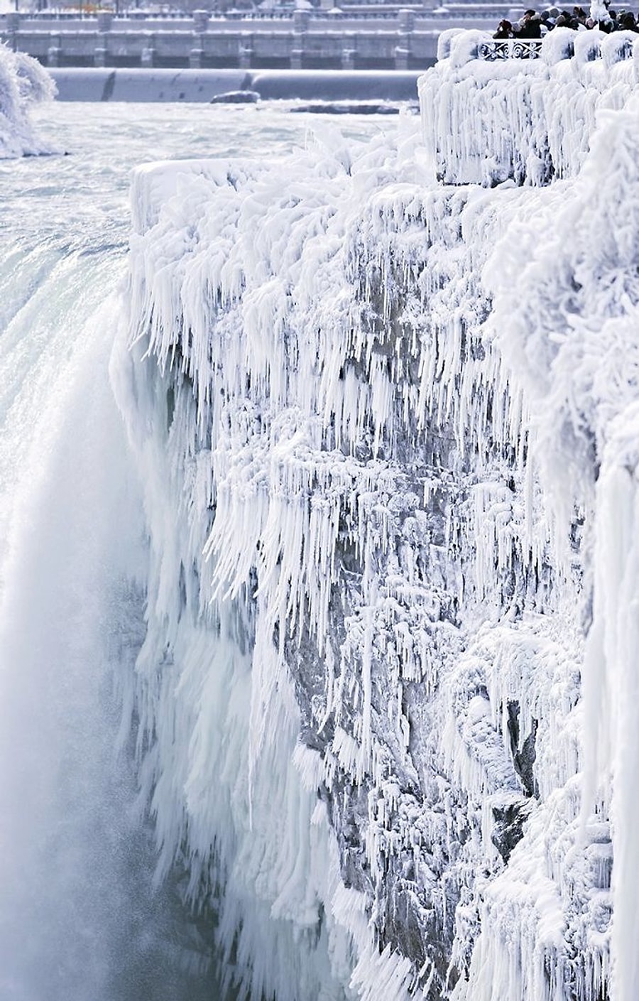 Doga Yine Buyuluyor Nefesleri Kesecek Guzellikte Niagara Selalesi Nin Donmus Halinden 23 Kare Onedio Com