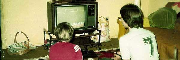 Nedensizce televizyon ekranına yakın oturarak oyun oynama hastalığımız vardı.