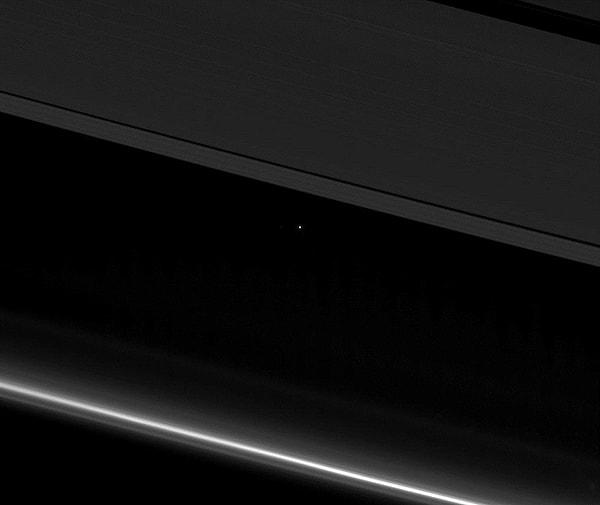 17. Cassini'nin ölmeden önce çektiği fotoğraflarn biri, gezegenimizden 1.5 milyar km uzakta.