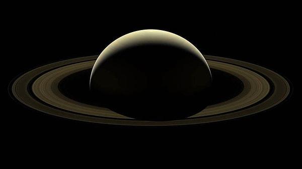 18. Cassini'nin 13 yıl boyunca ev sahibi olan Satürn'den son bir kare.