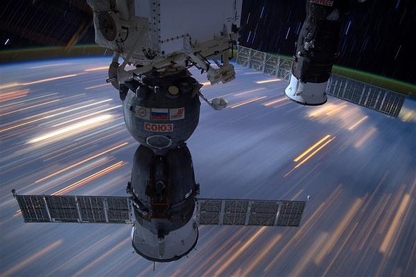21. Soyuz uzay aracının altında şehirlerin ışıkları.