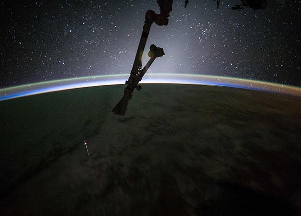 26. SpaceX Dragon kapsülünün Dünya'nın atmosferine geri dönüyor.