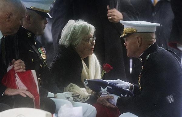 39. Annie Glenn, eski astronot ve senatör John Glenn'in dul eşi kendisine hediye edilen ABD bayrağını alıyor.