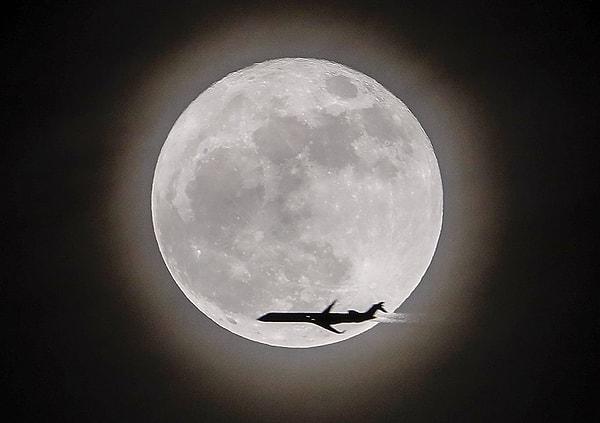 40. Süper Ay fotoğrafına ucundan kıyısında girebilmiş bir uçak.