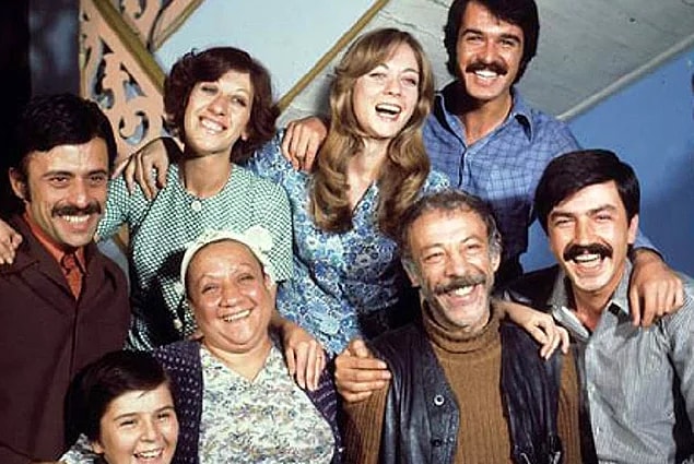Kalabalık kadrolu filmlerin vazgeçilmez babasıydı. Adile Naşit ile birlikte başrolü paylaştığı onlarca filmle halkın sevgisini kazandı. Naşit ve Özkul Yeşilçam'ın hiç şüphesiz en sevilen ikilisi oldu.