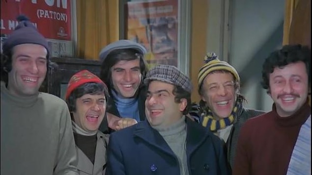 Ertem Eğilmez'in 1975 tarihli Mavi Boncuk filminden bir kare... Usta oyuncuların yer aldığı bu fotoğraftan bugün yaşayan bir tek Metin Akpınar kaldı.