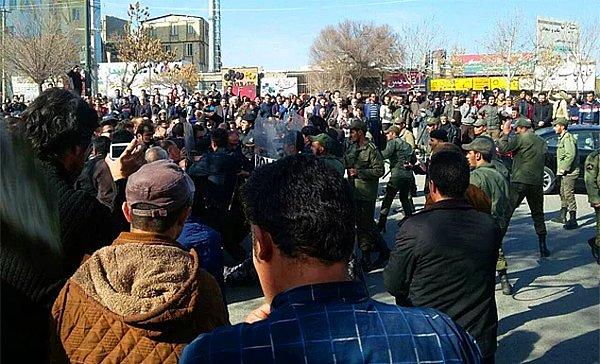İran’ın ikinci büyük şehri Meşhed’de başlayan gösteriler kısa sürede başkent Tahran’a ve devamında diğer şehirlere sıçradı.