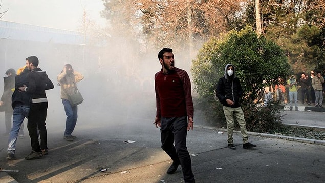 28 Aralık Perşembe günü hayat pahalılığını protesto etmek üzere sokağa çıkan kalabalığa, 29 Aralık’ta cuma namazı sonrası çok fazla insan katıldı.