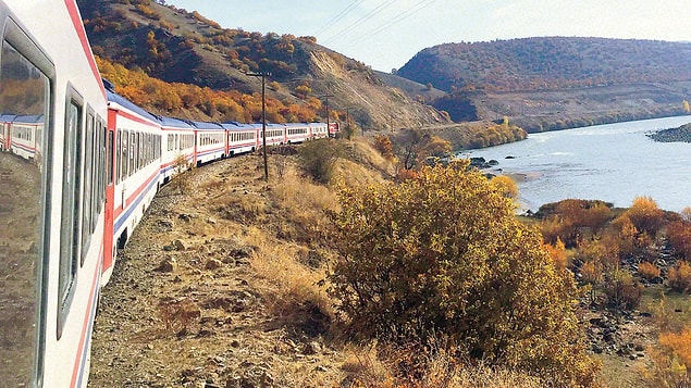 Özellikle sabahın ilk saatlerinde Elazığ’daki Murat Nehri’nden geçişi ve Muş Ovası’nın doğal güzelliğini seyretmeyi ihmal etmeyin…