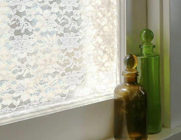 8. Banyo camını dantel desenlerle süsleyin. Böylece ışığı engellemeden istediğiniz özel alana sahip olabilirsiniz. 👍