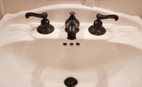 Daha modern bir görünüm kazandırmak için banyo musluklarını boyayın. 😌