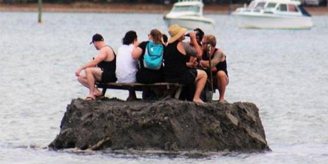 Yeni Zelanda'da Sivil İtaatsizlik! Alkol Yasağına Karşı Kumdan Kale Yapıp Üzerinde İçen Kafadarlar