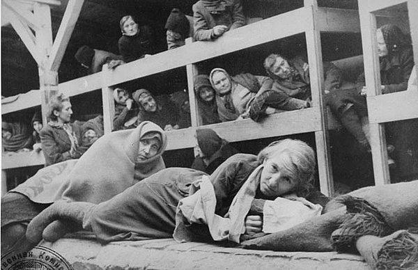 12. Anne Frank ve ablası mahkum kampında öldüler