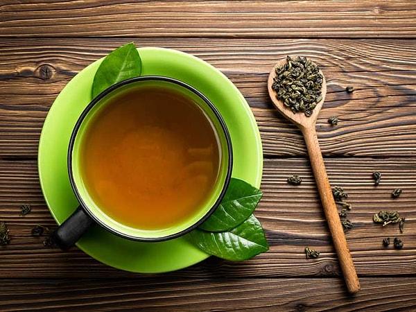 13. Yeşil çay, vücudunuzu serbest radikal toksinlerinden kurtaran polifenoller ve güneşin cildinize zarar vermesini önleyen kateşin ve moleküller içerir.