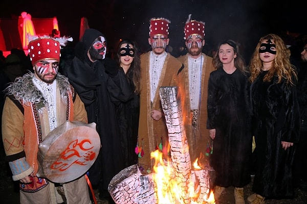 ‘Bocuk’ aslında kışın en sert, en soğuk gecesi anlamına geliyor. O gece herkes bir araya gelip ateş yakarak pişirdikleri şeyleri yiyor. Mutlaka kabak pişiriliyor. “Uyuyanın ya da topluluğa katılmayanın üzerine bocuk biner” inanışı hakim.