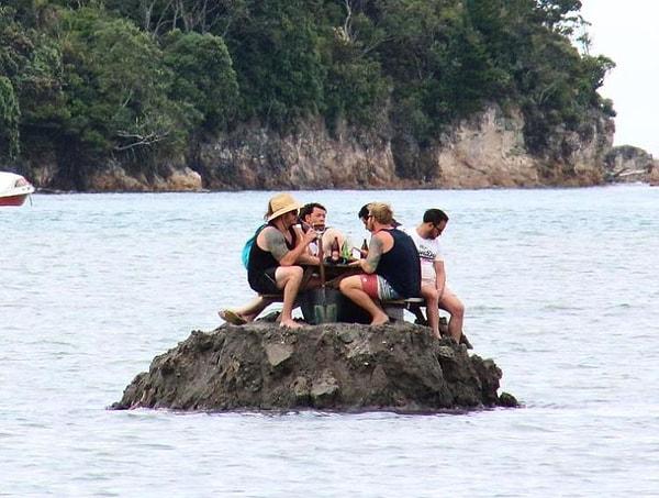 Pazar günü sular çekildiğinde bu minik kum adasını inşa eden grup, üzerine yerleştirdikleri piknik masasıyla 'uluslararası sularda' olmuş oldu.