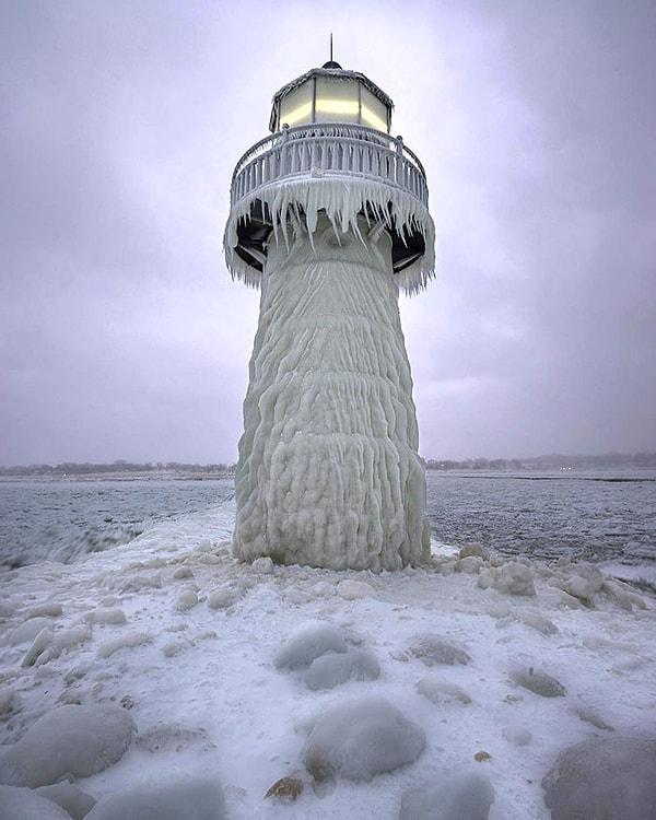 8. "Yıla Michigan, St Joseph'e yaptığım bir geziyle başladım. Hava o kadar soğuk ki deniz feneri de rıhtım da buz tutmuş."