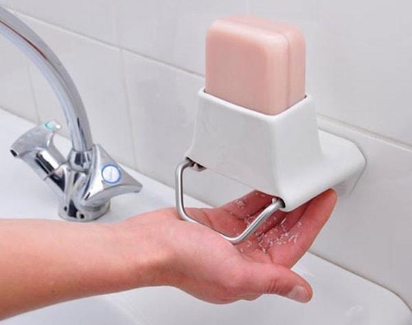 10. Kullanım sırasında katı sabunu elinize rendeleyen ve hijyen sağlayan sabunluk.