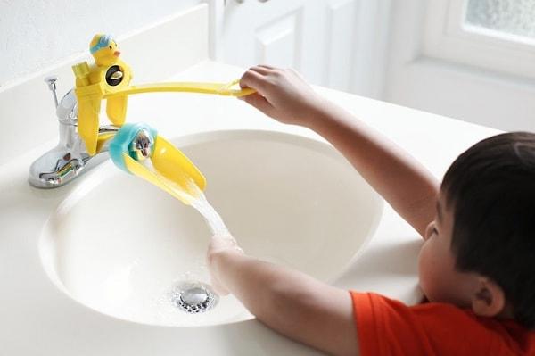28. Yine küçük çocuklar için kendi başlarına el yıkayabilmelerini sağlayan bu şirin uzatma aparatı.