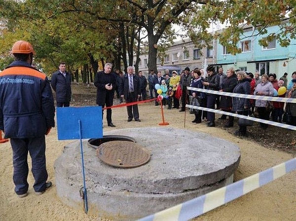 16. Иногда в России даже люк может стать причиной торжественной церемонии!