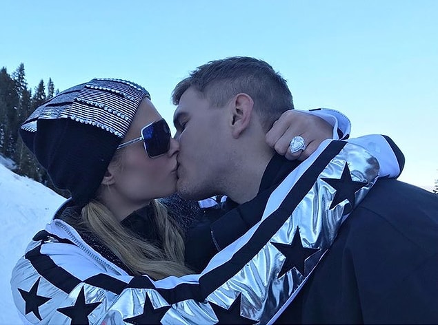 17. Paris Hilton, evlilik teklifi aldığı videoyu yayınlayarak sincap kafası kadar olan nişan yüzüğünü gözümüze soktu.