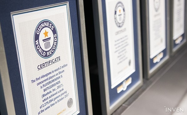 4. Arka arkaya kırdıkları Guinness rekorlarını belgeleyen sertifikaları da bu alanda sergileniyor.