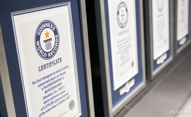 4. Arka arkaya kırdıkları Guinness rekorlarını belgeleyen sertifikaları da bu alanda sergileniyor.