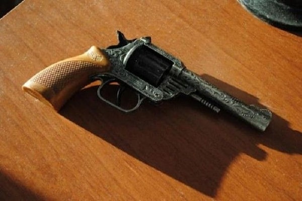 14. А кто был "грозой двора", обладая таким пистолетом с пистонами?