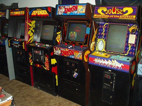 Bayram harçlıklarının harcandığı yerler atari salonu olarak bilinen yerlerdi. Tüm paramızı bu arcade makinelerine harcardık.