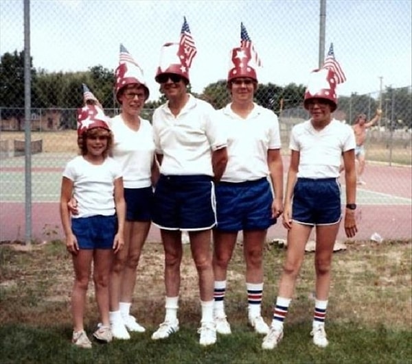 12. Картонные корзинки на голове? Ну зато не потеряются!