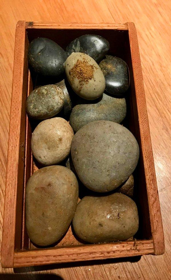 1. Bakalım bu taşların içinden hangisinin gerçek çikolata olduğunu bulabilecek misin?