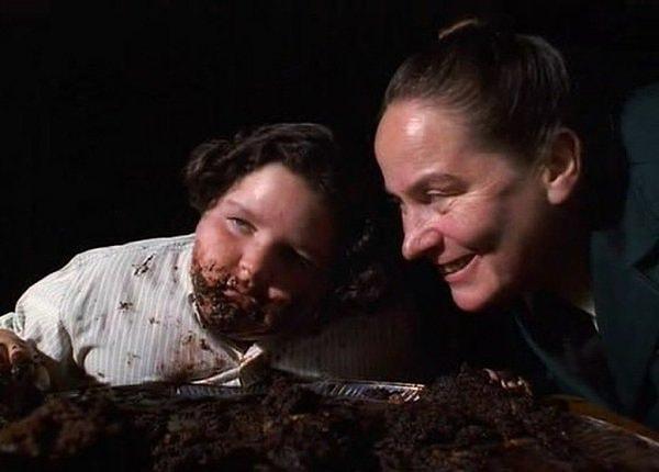 2. Matilda'da Jim Karz çikolatadan nefret etmesine rağmen bütün bir çikolatalı pastayı yemek zorunda kalmıştı.